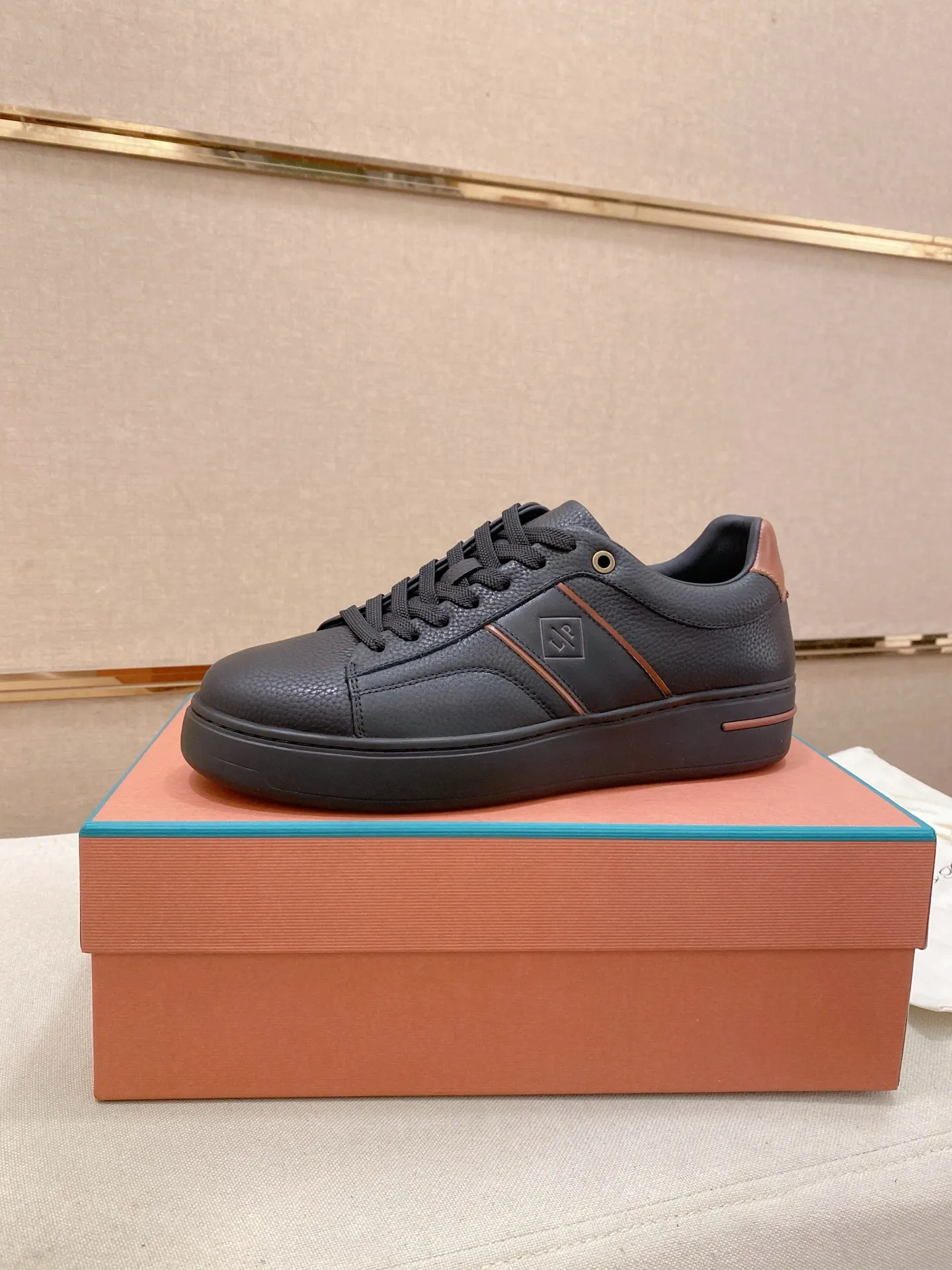 Men's shoes💰: 580💰🔥𝐥𝐨𝐫𝐨 𝐏𝐢𝐚𝐧𝐚 lp classic loafers, an Italian treasure brand, the only brand that can match Hermès! Only after wearing it do we realize that we can’t live up to our feet. The upper is made of imported first-layer cowhide with breathable fly-knit fabric, water-dyed cowhide foot pads, and the official original glass rubber outsole and pendant. Exclusive original packaging (tag ➕ brand paper ➕ outer box ➕ hand bag) code number: 38-44. Can be customized 45-46
